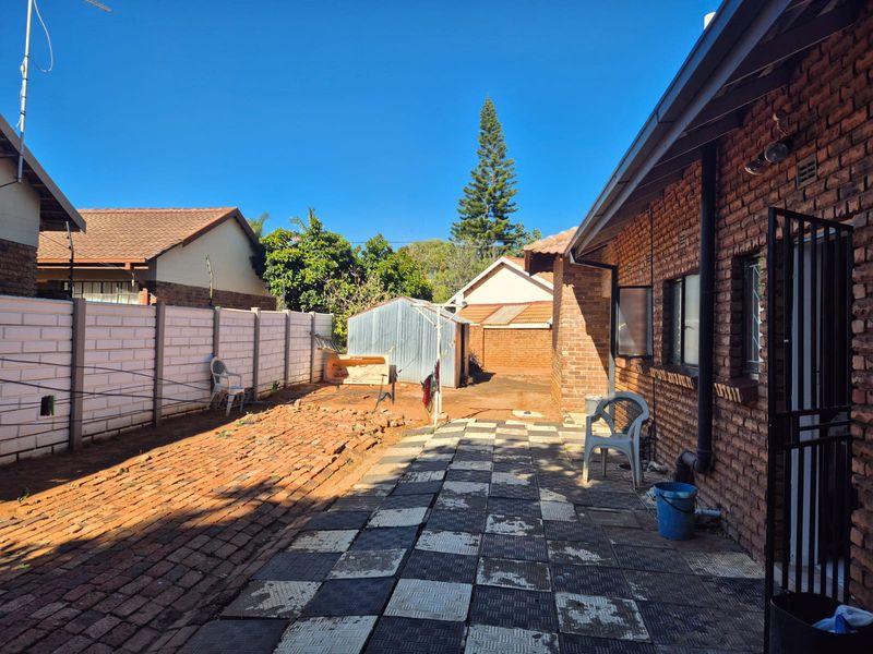 SPACIOUS FAMILY HOME IN FLORA PARK - Photo 3