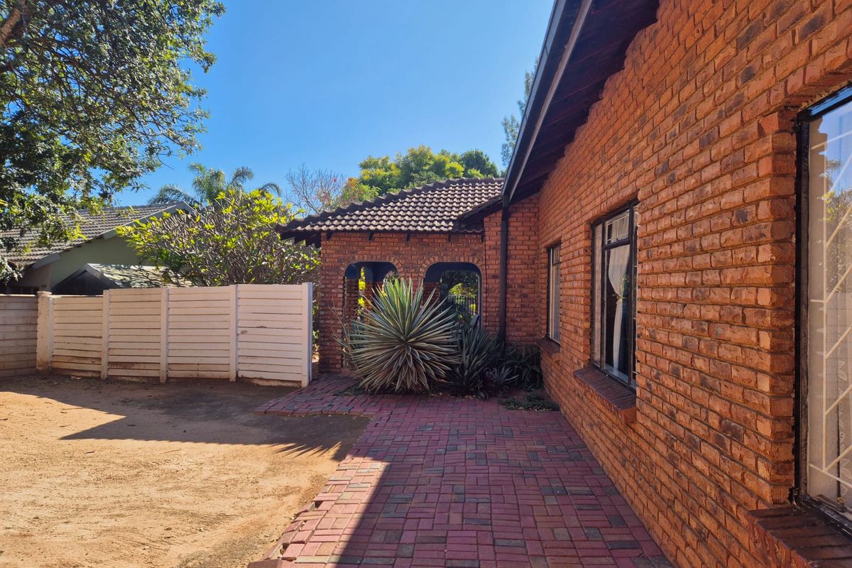 SPACIOUS FAMILY HOME IN FLORA PARK - Photo 2