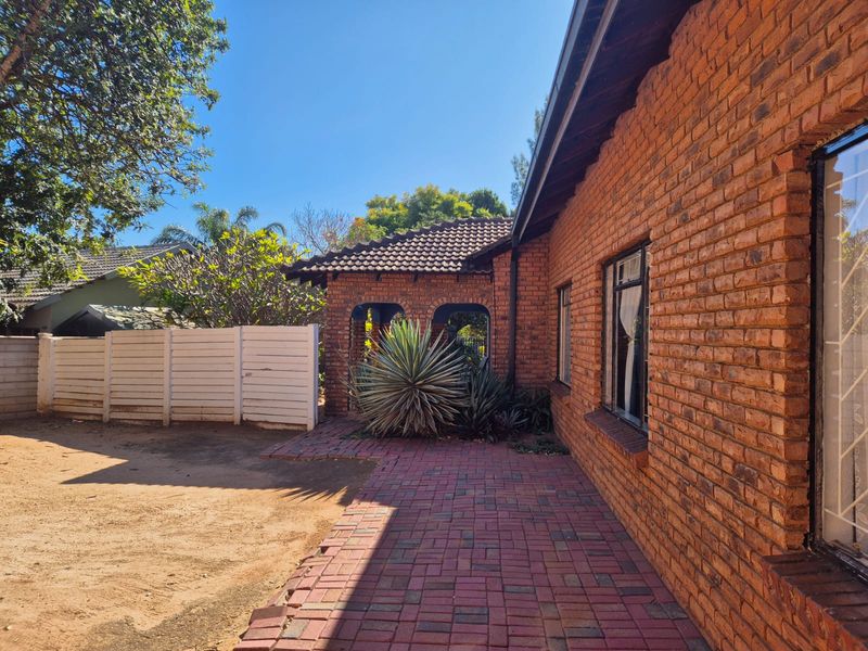 SPACIOUS FAMILY HOME IN FLORA PARK - Photo 2