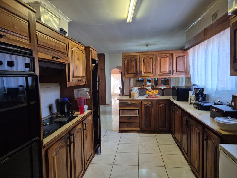 SPACIOUS FAMILY HOME IN FLORA PARK - Photo 10