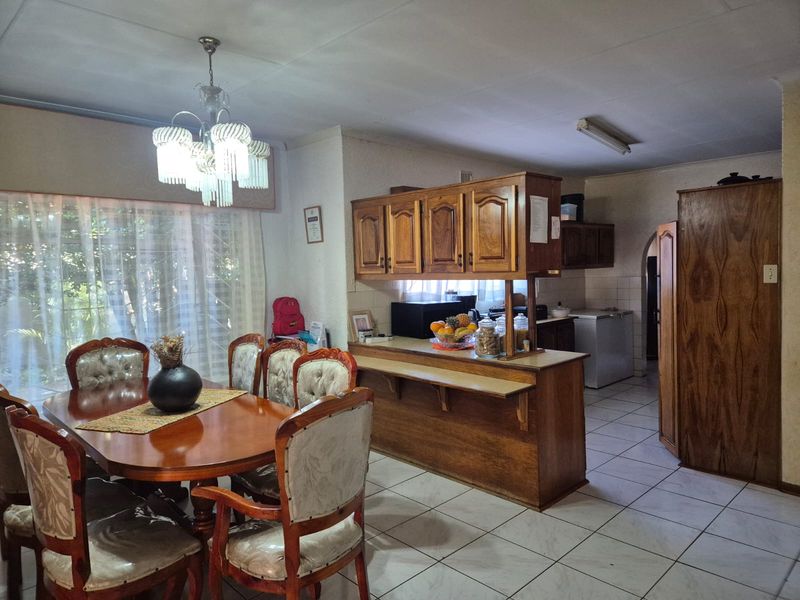 SPACIOUS FAMILY HOME IN FLORA PARK - Photo 9