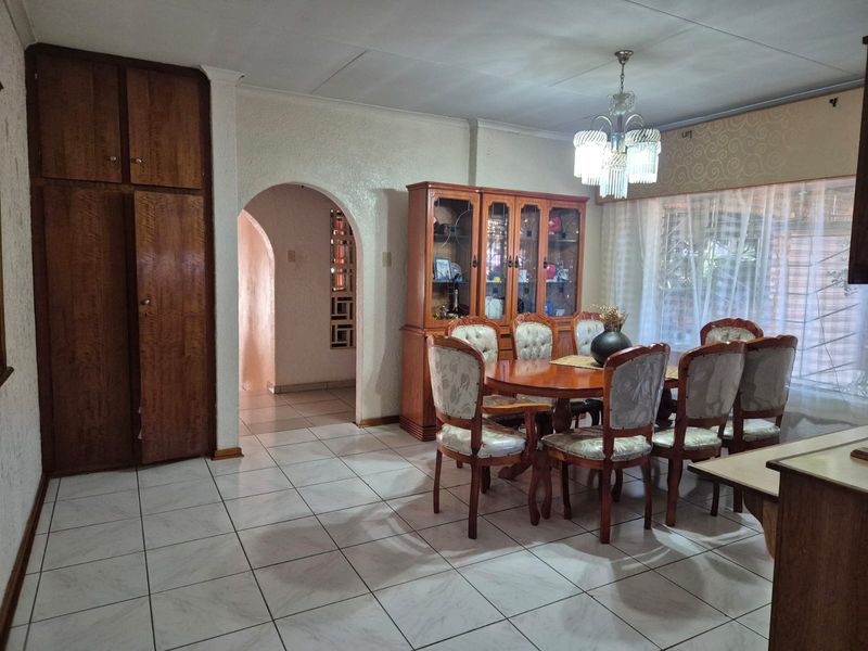 SPACIOUS FAMILY HOME IN FLORA PARK - Photo 8