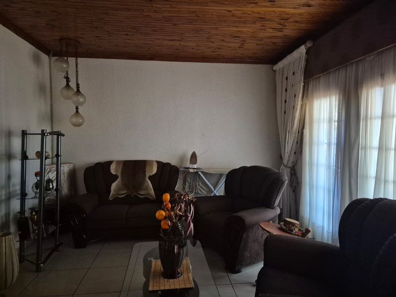 SPACIOUS FAMILY HOME IN FLORA PARK - Photo 7