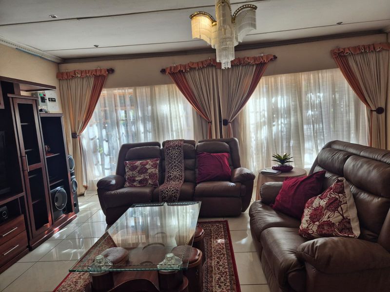 SPACIOUS FAMILY HOME IN FLORA PARK - Photo 6