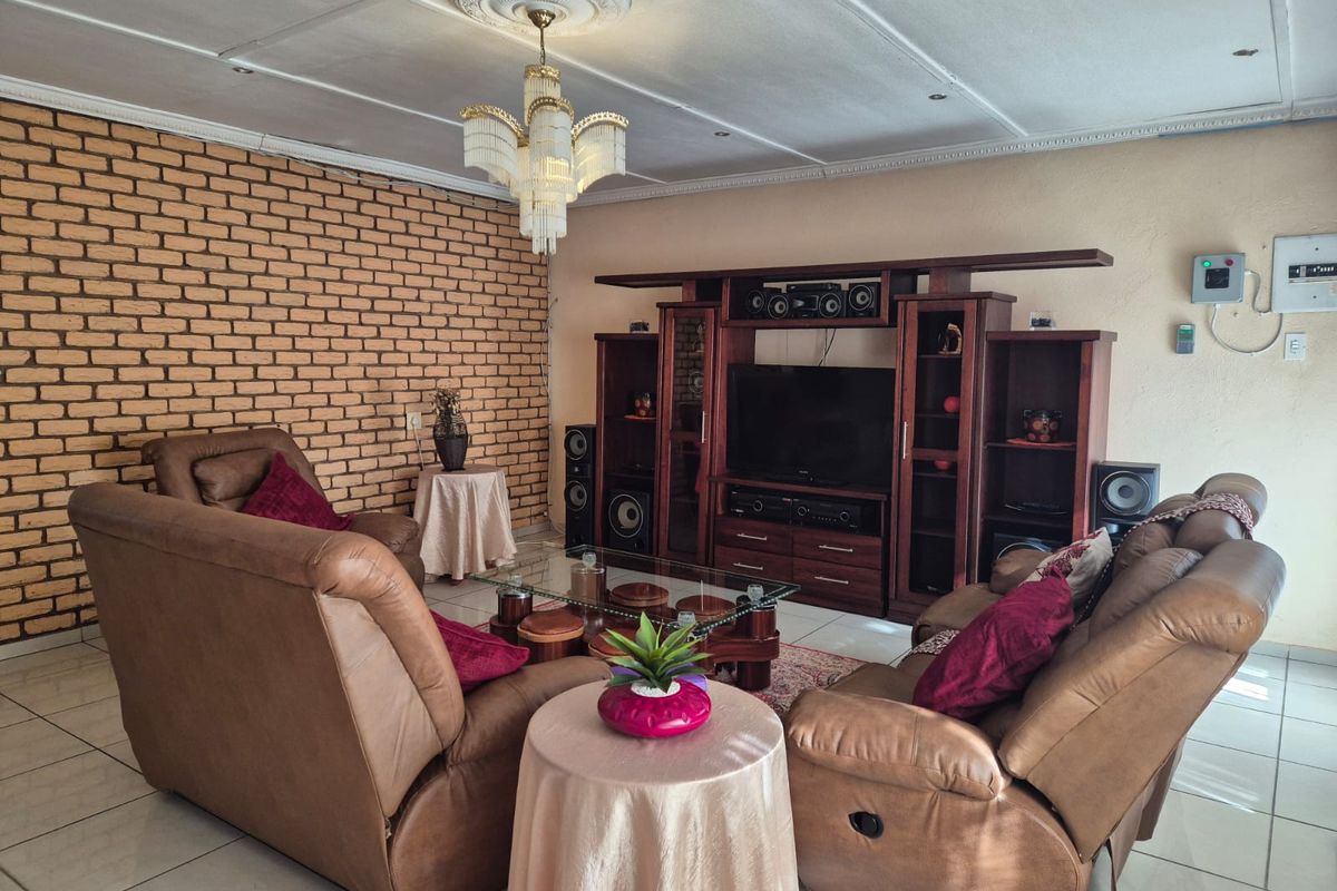 SPACIOUS FAMILY HOME IN FLORA PARK - Photo 5