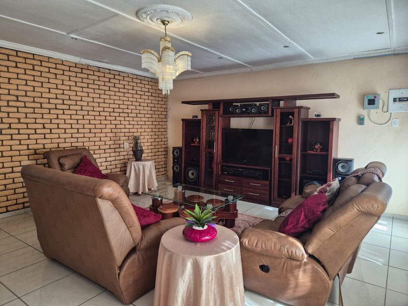 SPACIOUS FAMILY HOME IN FLORA PARK - Photo 5