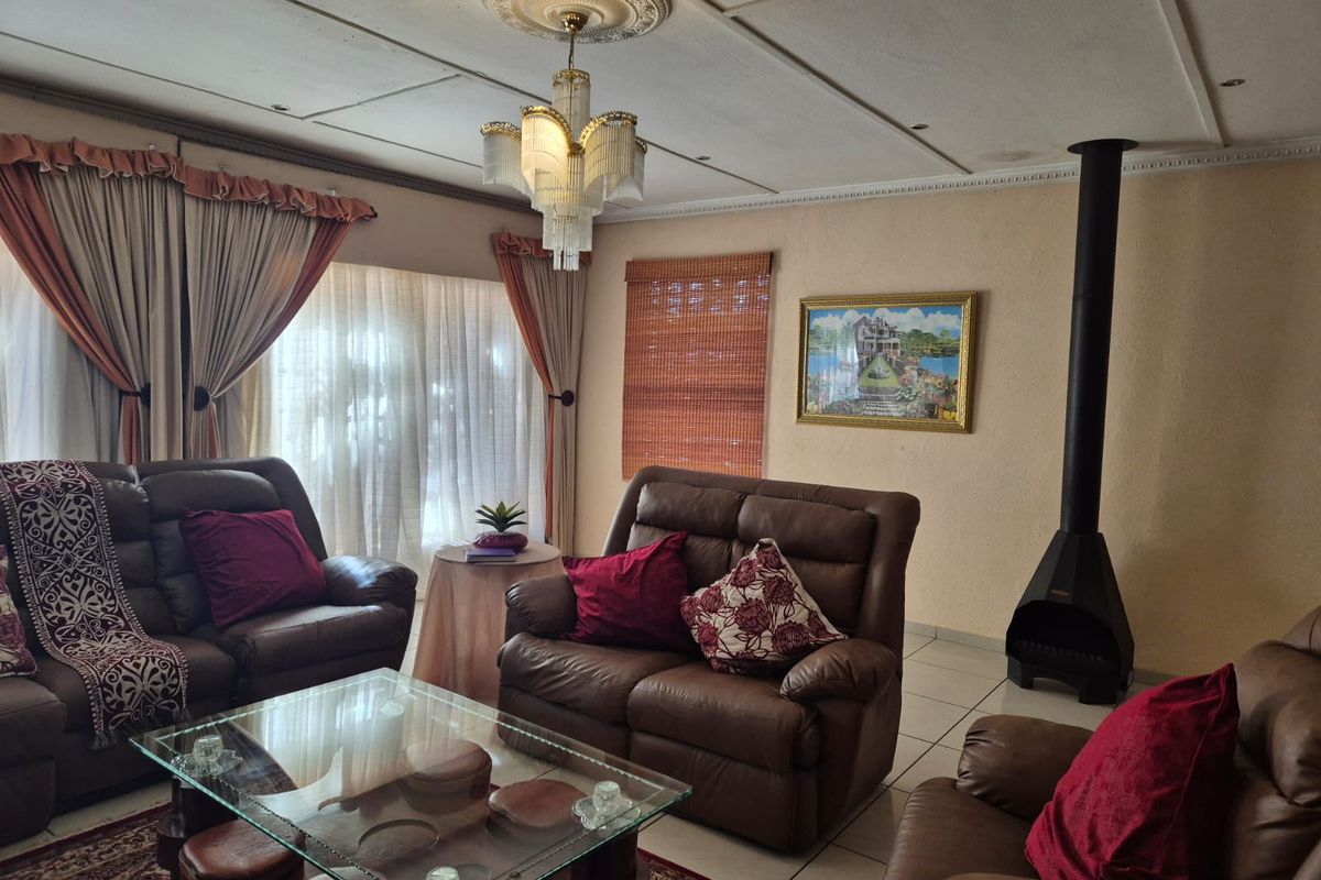 SPACIOUS FAMILY HOME IN FLORA PARK - Photo 4