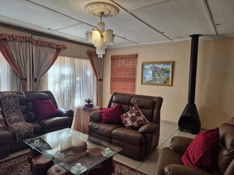 SPACIOUS FAMILY HOME IN FLORA PARK - Photo 4