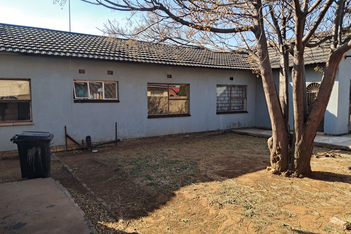 5 bedrooms house, master bedroom with ensuite,home office and home study , 2xbedroom outside flatlet - Photo 2