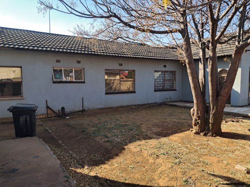 5 bedrooms house, master bedroom with ensuite,home office and home study , 2xbedroom outside flatlet - Photo 2