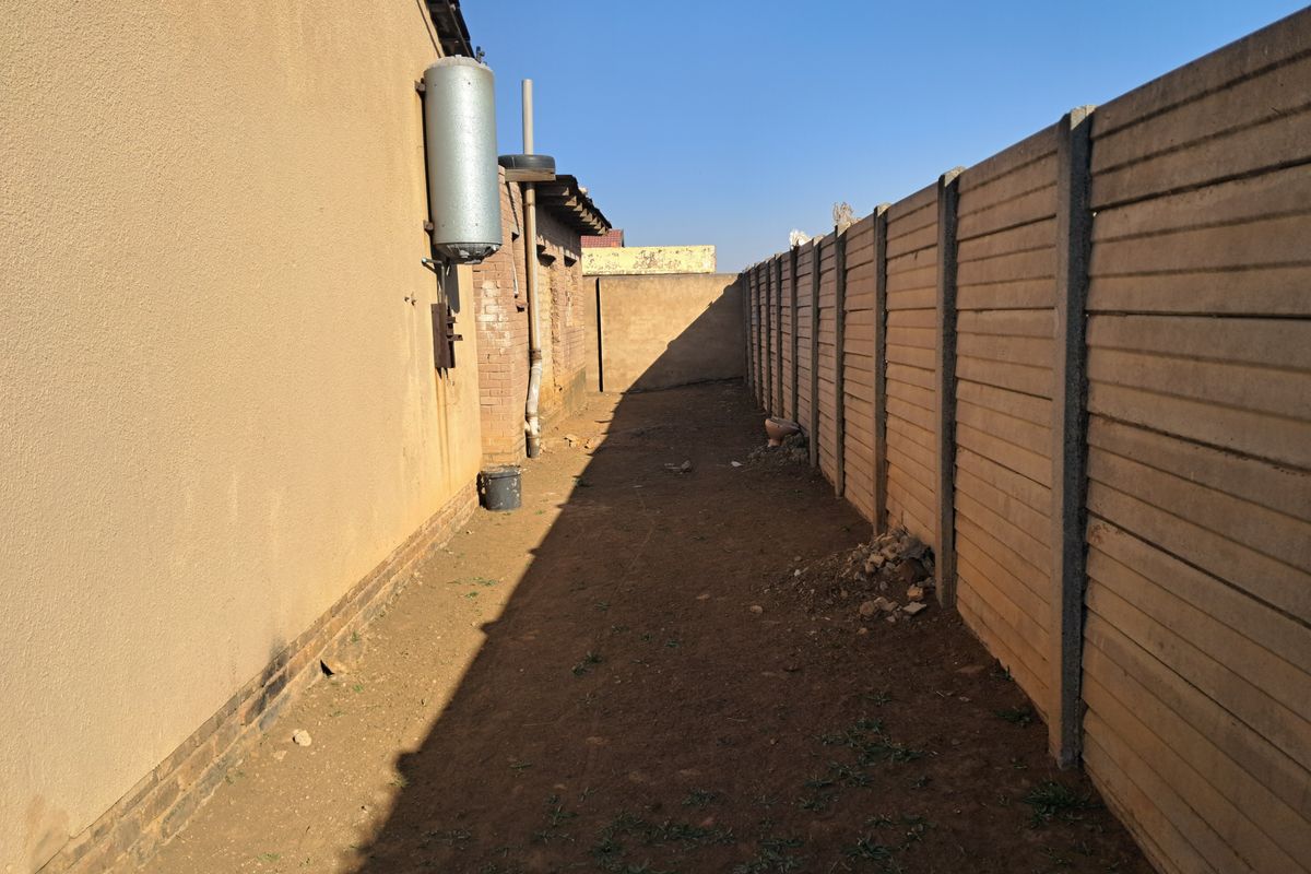 5 bedrooms house, master bedroom with ensuite,home office and home study , 2xbedroom outside flatlet - Photo 5