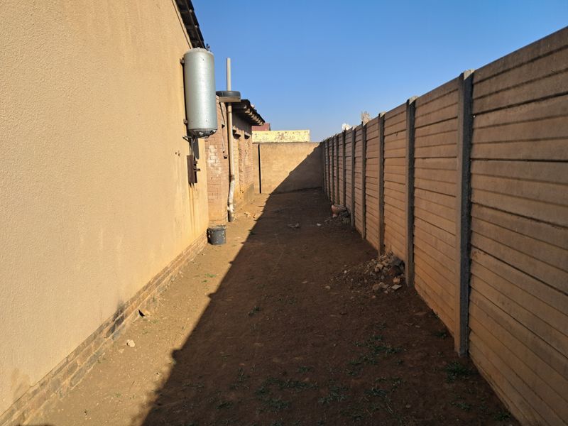 5 bedrooms house, master bedroom with ensuite,home office and home study , 2xbedroom outside flatlet - Photo 5