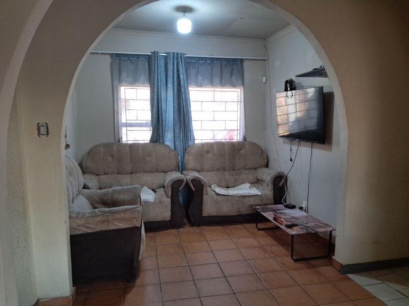 5 bedrooms house, master bedroom with ensuite,home office and home study , 2xbedroom outside flatlet - Photo 9