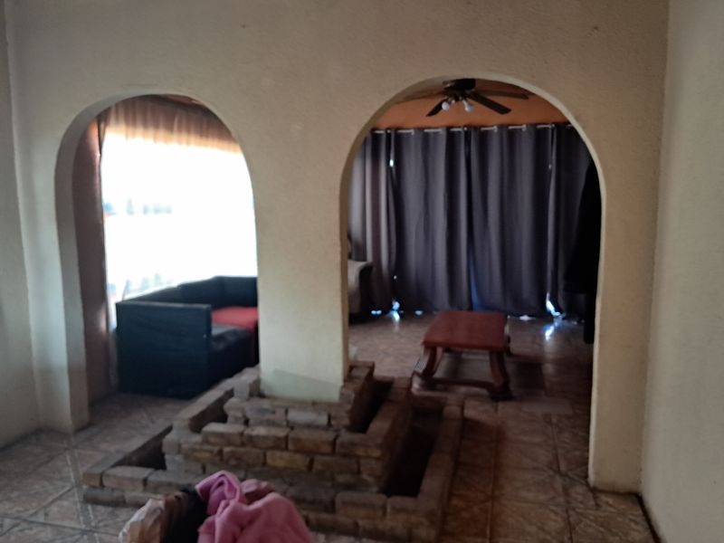 5 bedrooms house, master bedroom with ensuite,home office and home study , 2xbedroom outside flatlet - Photo 8