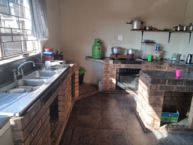 5 bedrooms house, master bedroom with ensuite,home office and home study , 2xbedroom outside flatlet - Photo 6