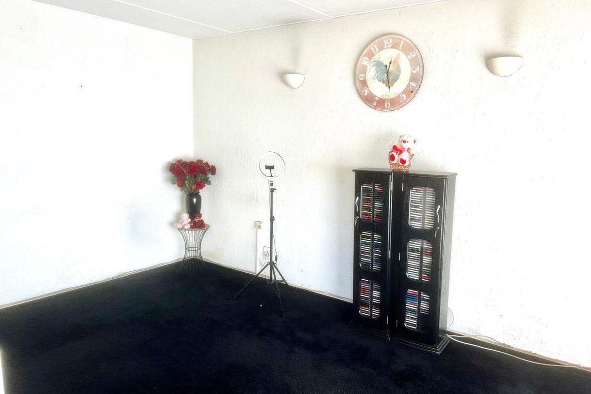 An young executives ground floor pad offering so much - Photo 4