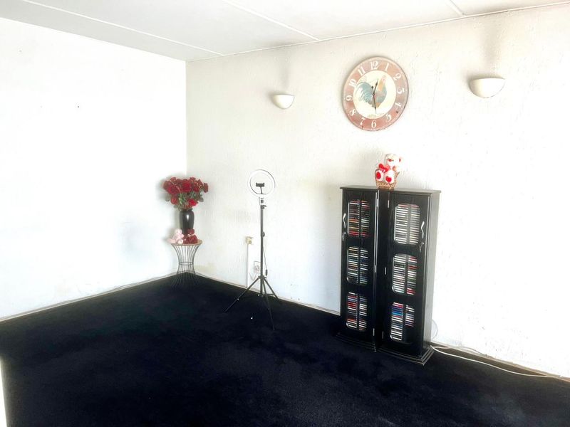 An young executives ground floor pad offering so much - Photo 4