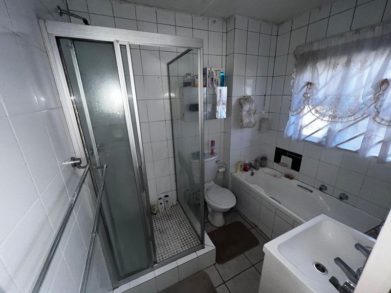 An young executives ground floor pad offering so much - Photo 9