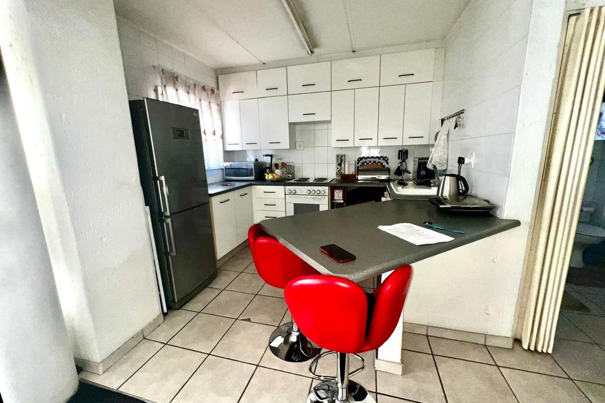 An young executives ground floor pad offering so much - Photo 2