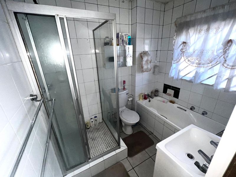 An young executives ground floor pad offering so much - Photo 6
