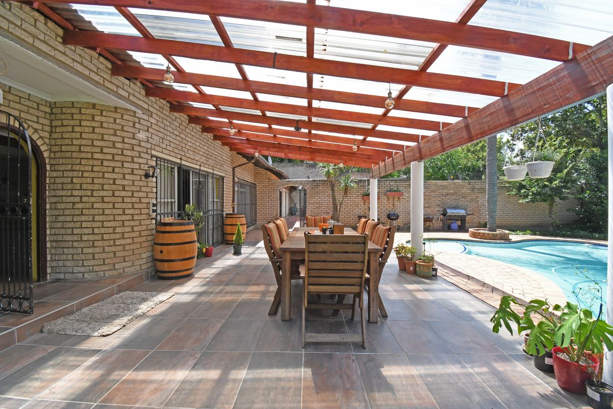 Spacious 4-Bed Gem in a Prime Suburb – Your Dream Home Awaits - Photo 2