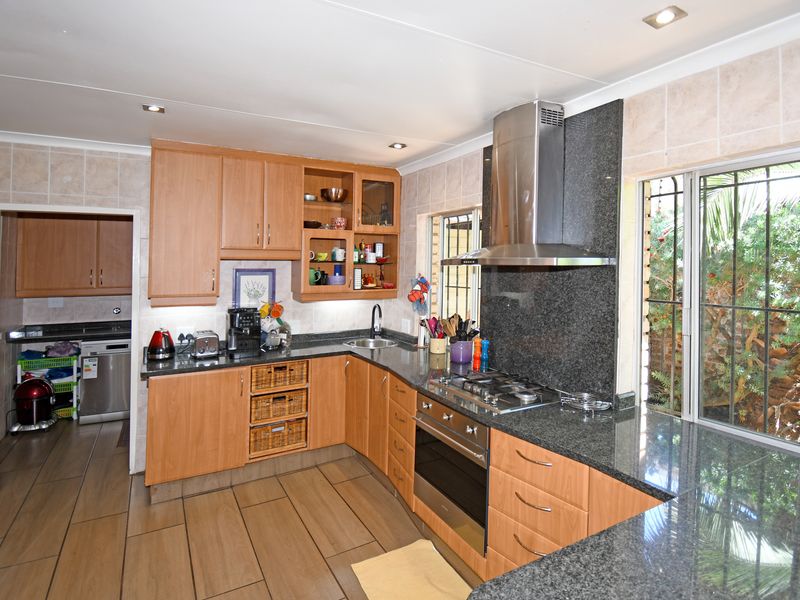 Spacious 4-Bed Gem in a Prime Suburb – Your Dream Home Awaits - Photo 5