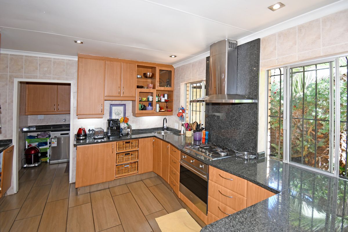 Spacious 4-Bed Gem in a Prime Suburb – Your Dream Home Awaits - Photo 5