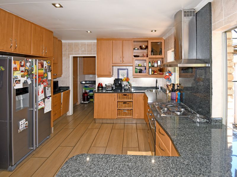 Spacious 4-Bed Gem in a Prime Suburb – Your Dream Home Awaits - Photo 4