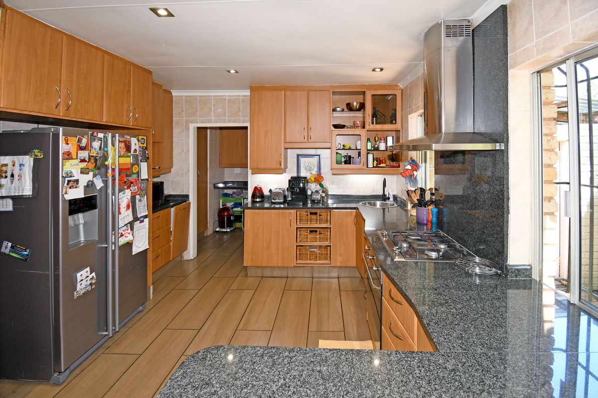 Spacious 4-Bed Gem in a Prime Suburb – Your Dream Home Awaits - Photo 4