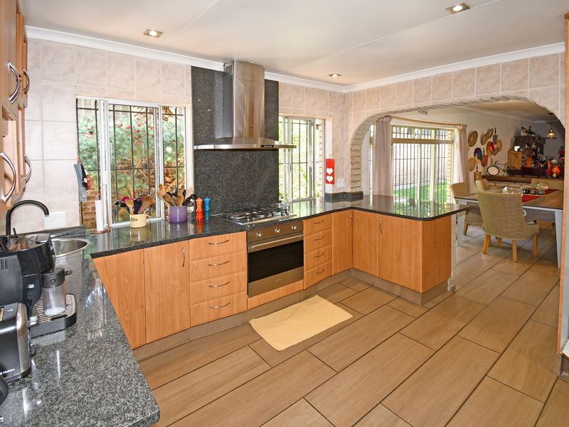 Spacious 4-Bed Gem in a Prime Suburb – Your Dream Home Awaits - Photo 3