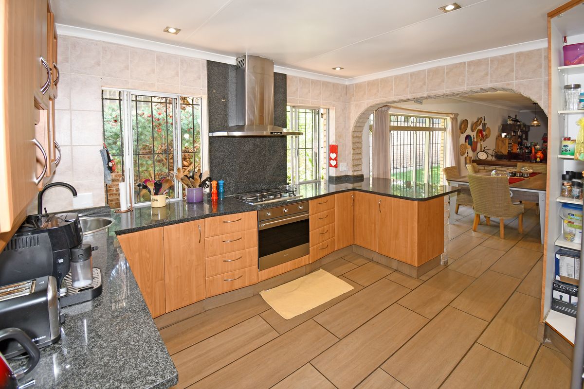 Spacious 4-Bed Gem in a Prime Suburb – Your Dream Home Awaits - Photo 3