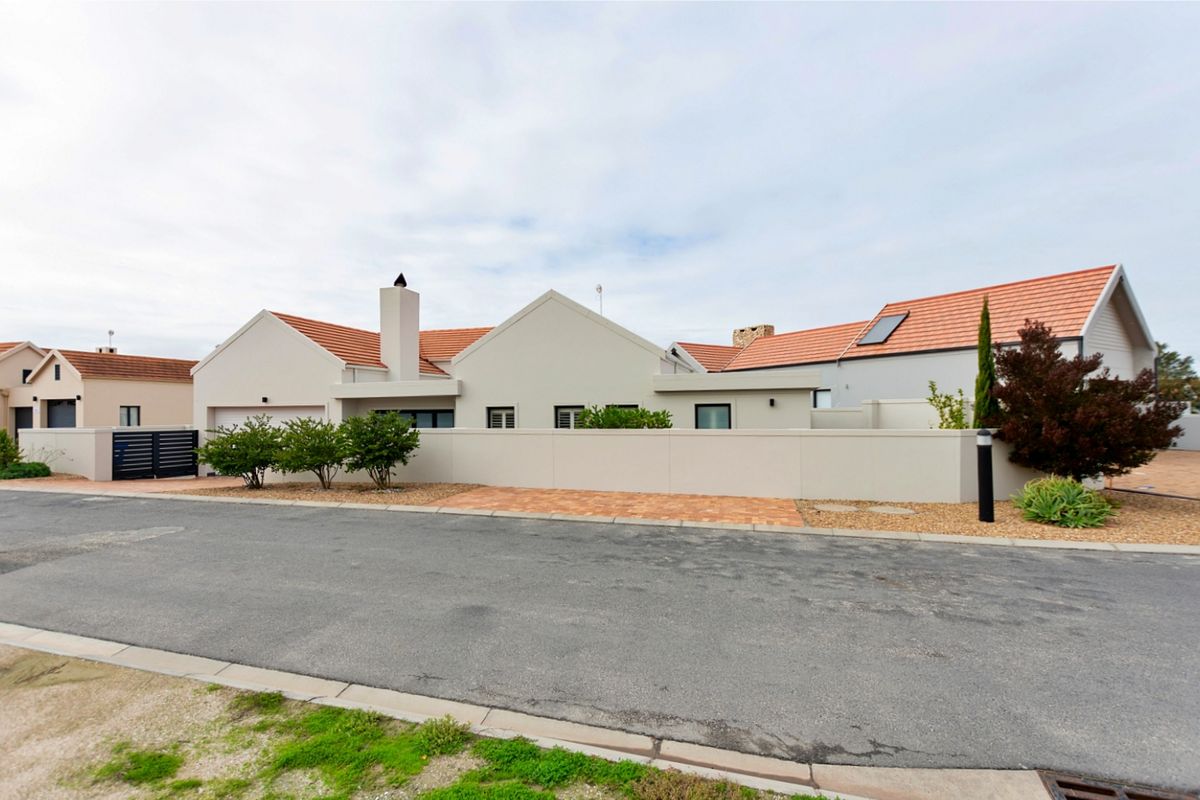 Modern Home in Admiral Island, Port Owen – A Rare Find - Photo 2