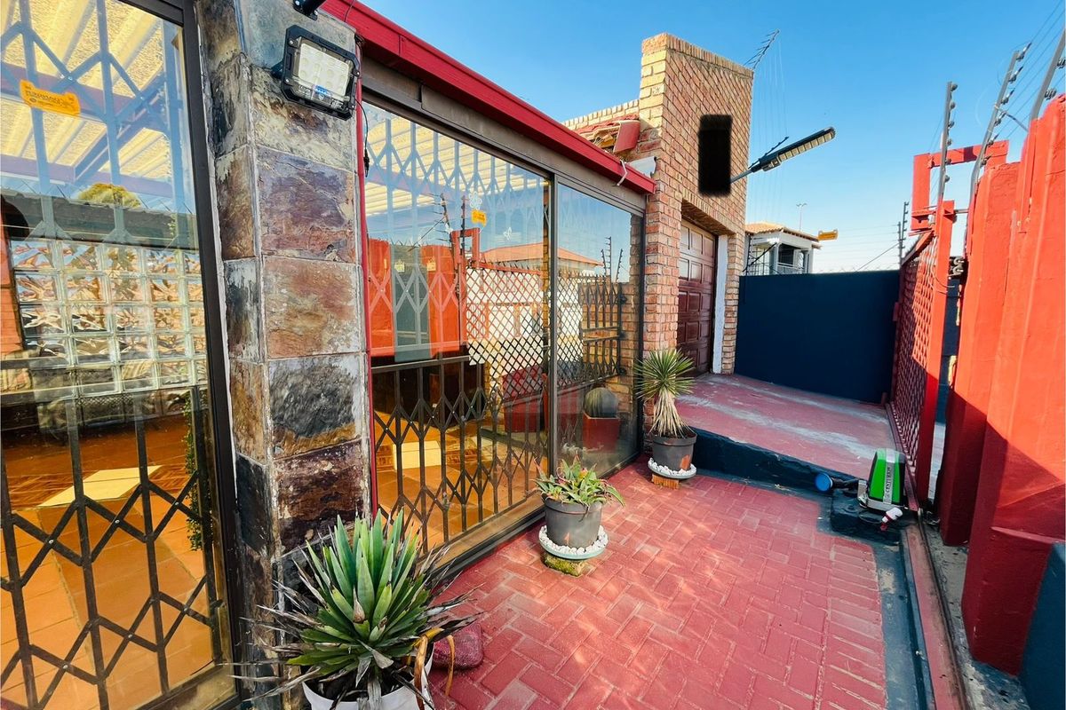 Family Living Perfected- 4 Bedroom Retreat! - Photo 3