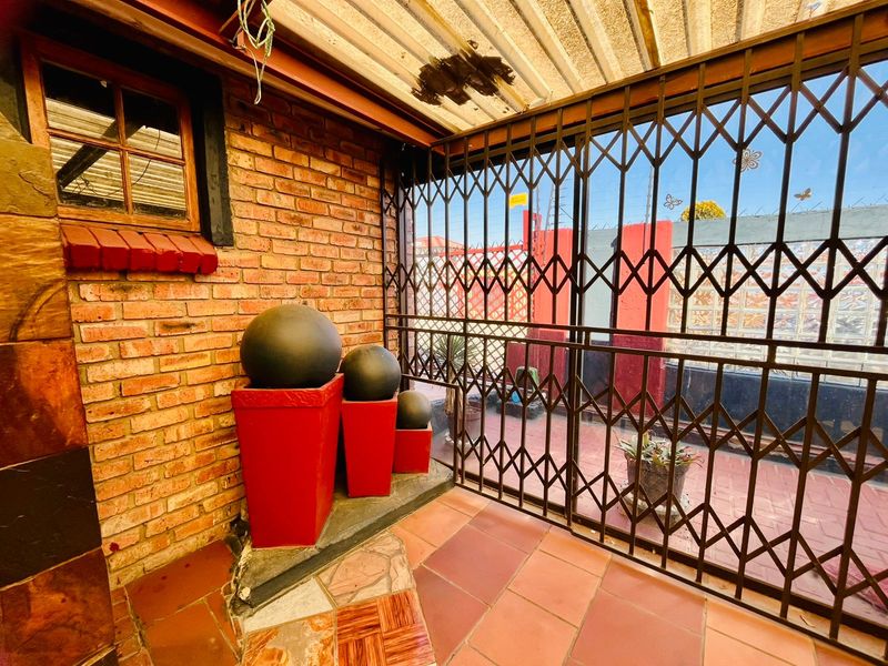 Family Living Perfected- 4 Bedroom Retreat! - Photo 4