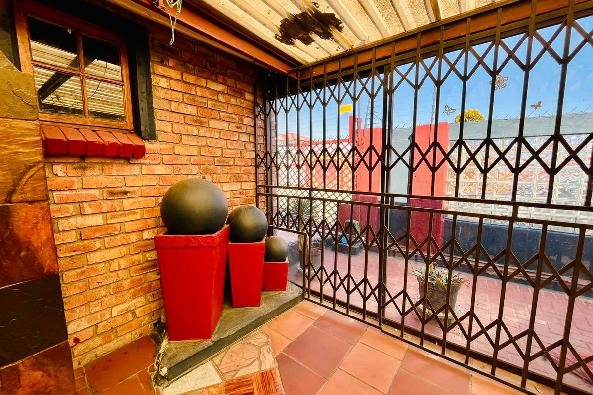 Family Living Perfected- 4 Bedroom Retreat! - Photo 4