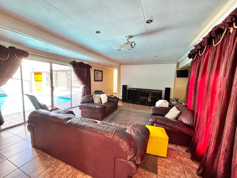 Spacious 5-Bedroom Family Home on the Green Strip of Secunda - Photo 10