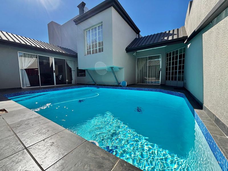 Spacious 5-Bedroom Family Home on the Green Strip of Secunda - Photo 1