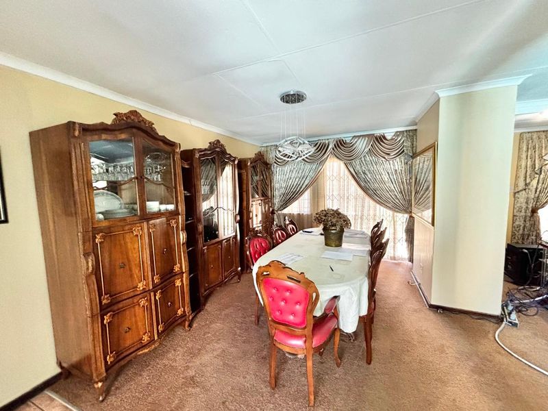 Spacious 5-Bedroom Family Home on the Green Strip of Secunda - Photo 6