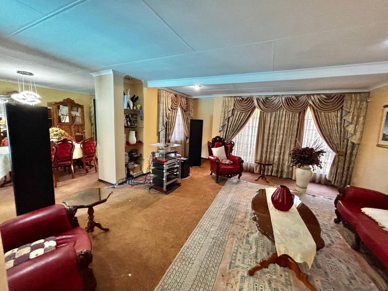 Spacious 5-Bedroom Family Home on the Green Strip of Secunda - Photo 3