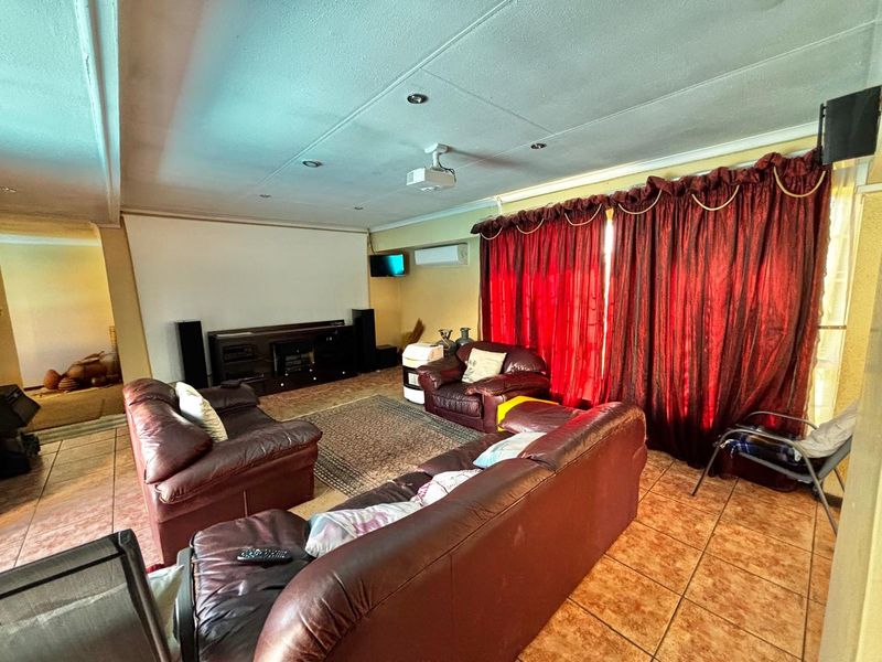 Spacious 5-Bedroom Family Home on the Green Strip of Secunda - Photo 9
