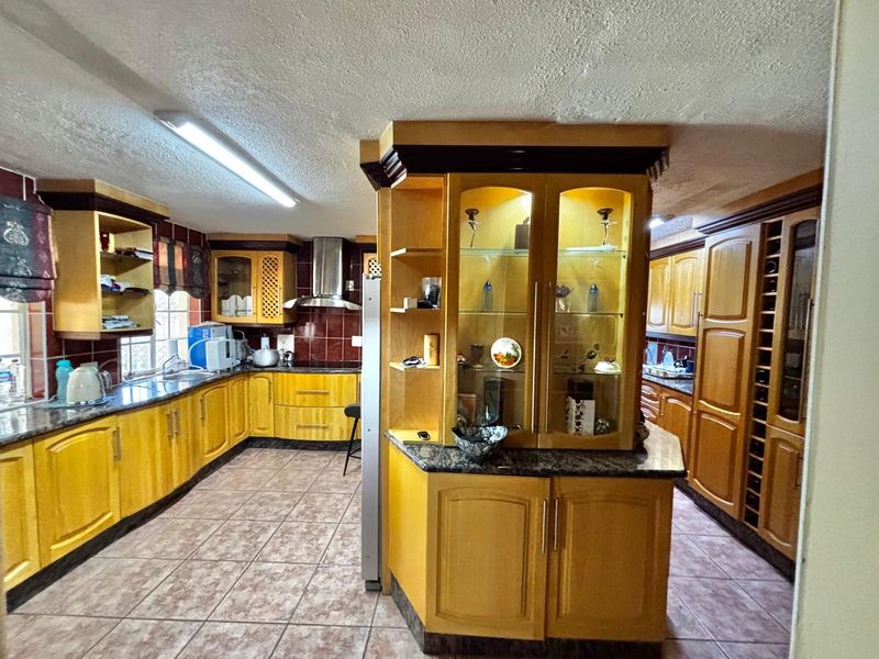 Spacious 5-Bedroom Family Home on the Green Strip of Secunda - Photo 8