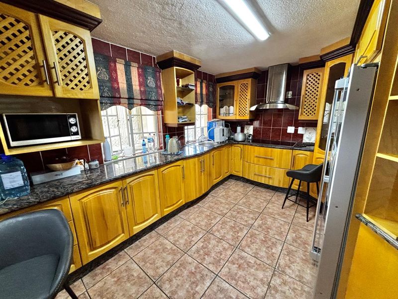 Spacious 5-Bedroom Family Home on the Green Strip of Secunda - Photo 7