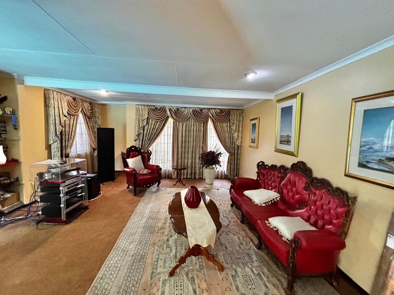 Spacious 5-Bedroom Family Home on the Green Strip of Secunda - Photo 4
