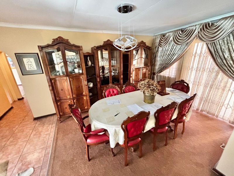 Spacious 5-Bedroom Family Home on the Green Strip of Secunda - Photo 5