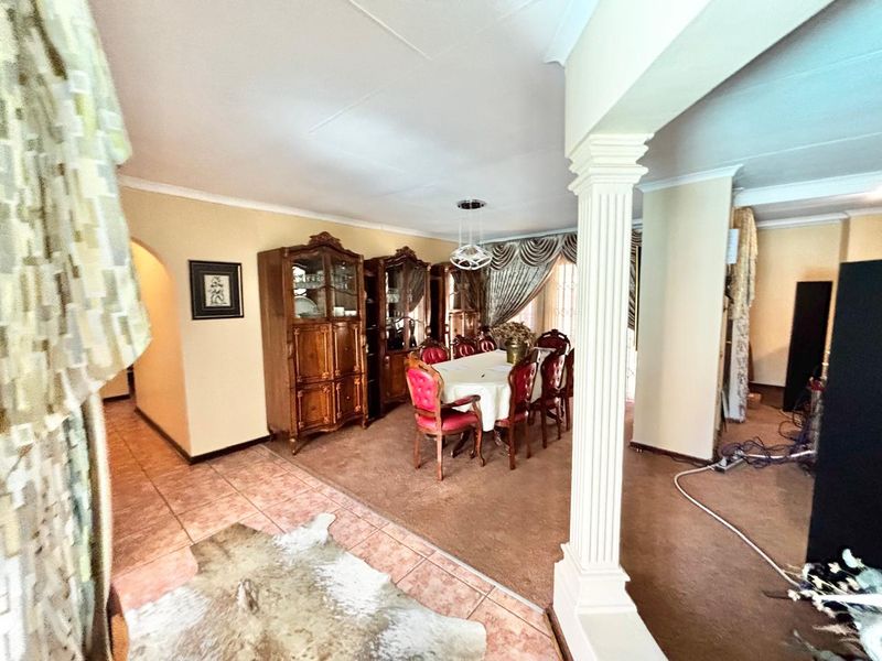 Spacious 5-Bedroom Family Home on the Green Strip of Secunda - Photo 2