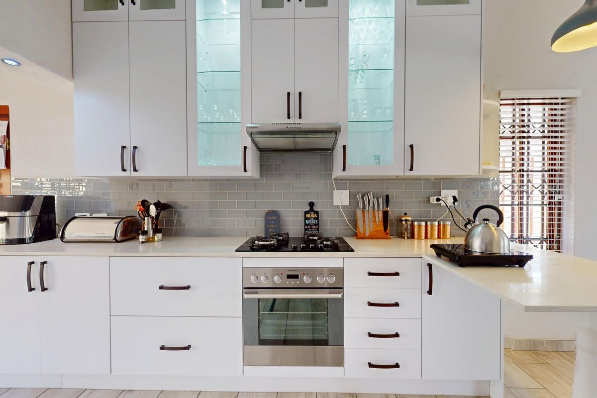 Super Modern Haven - Photo 3