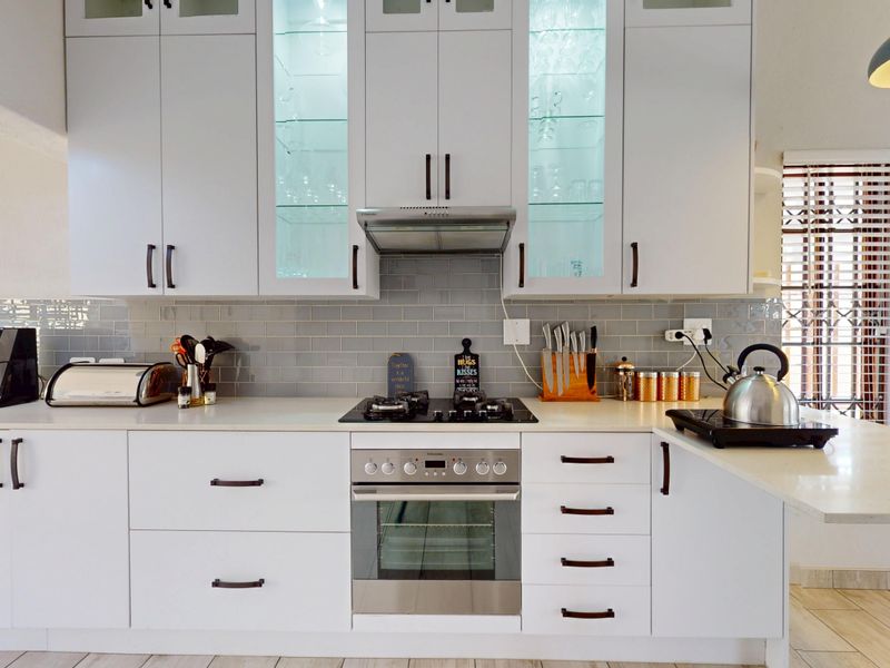 Super Modern Haven - Photo 3