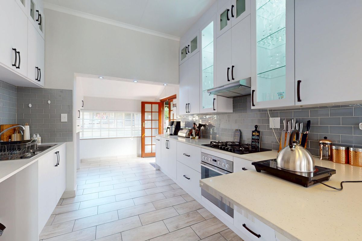 Super Modern Haven - Photo 2