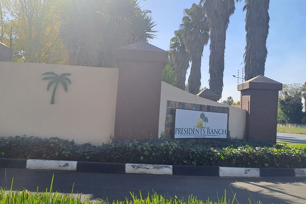 Prestigious living in the upscale location - Photo 2