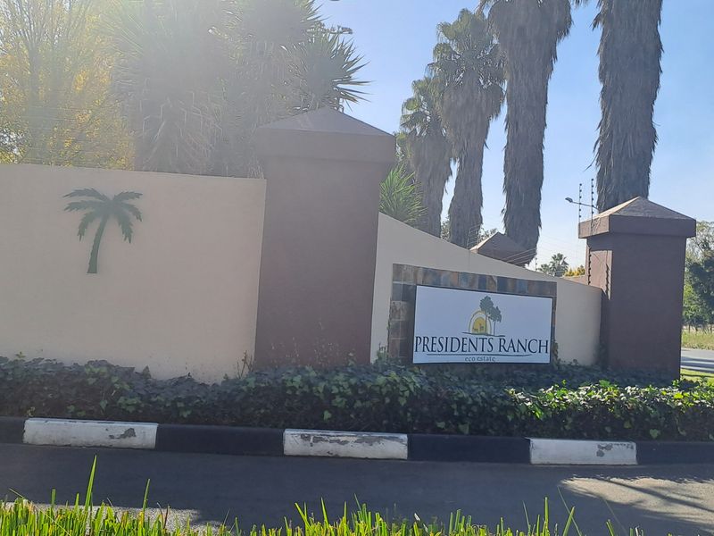 Prestigious living in the upscale location - Photo 2